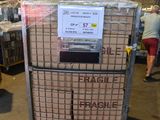 un chariot sur lequel se trouvent quelques cartons dans un entrepôt