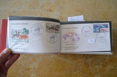 une personne tenant un livre sur lequel figurent des timbres