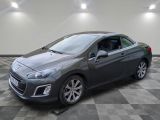 la photo d'une voiture grise garée dans un garage