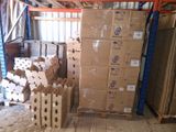 de nombreux cartons empilés les uns sur les autres dans un entrepôt
