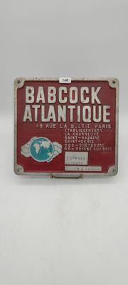 une photo d'un panneau rouge et blanc sur lequel on peut lire « Babcock Atlantique »
