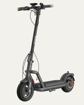 l'image d'un scooter posé sur une surface blanche