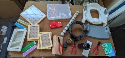 une table sur laquelle sont posés de nombreux outils