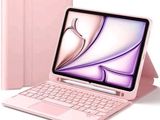 une image représentant un ordinateur portable rose sur lequel est posé un clavier