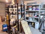 une pièce où il y a beaucoup d'objets