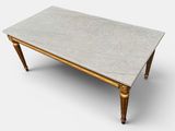 une table basse au plateau en marbre blanc et aux pieds dorés