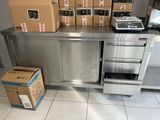 de nombreuses boîtes sur le plan de travail de la cuisine