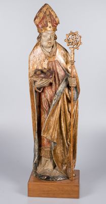 une image représentant une statue en bois d'un homme tenant une croix