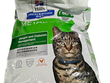 un sac de nourriture pour chat posé sur une table