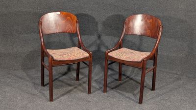 deux chaises en bois avec des assises rembourrées, sur fond gris