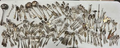 de nombreuses cuillères en argent et des cuillères à soupe disposées sur un plateau