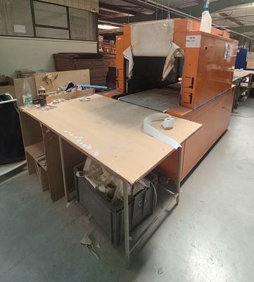 une grande machine qui se trouve dans un entrepôt