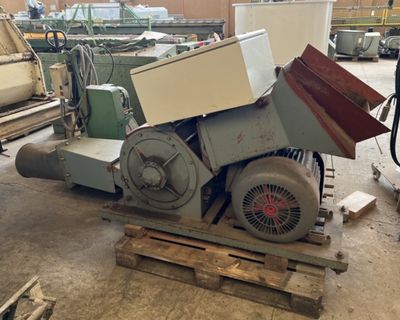 une machine posée sur une palette dans un entrepôt