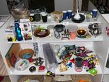 une étagère blanche sur laquelle sont posés de nombreux objets, dans une pièce