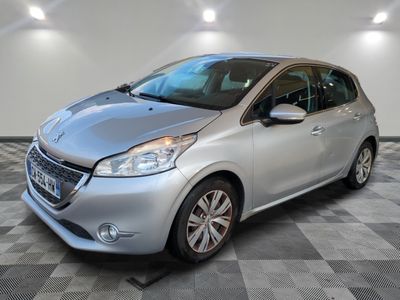 la voiture argentée est garée dans le garage sur un sol en damier