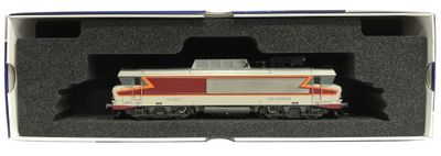 un petit train dans une boîte posée sur une surface blanche