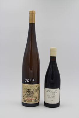 deux bouteilles de vin posées l'une à côté de l'autre sur une table