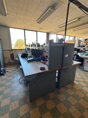 une salle où se trouvent de nombreux bureaux et ordinateurs