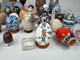 many different types of vases on the table