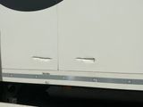 un camion blanc garé sur le parking