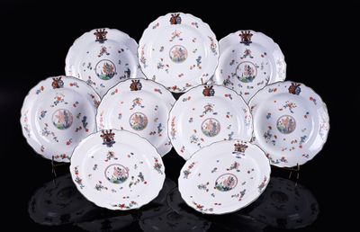 de nombreuses assiettes aux motifs variés, disposées sur un fond noir