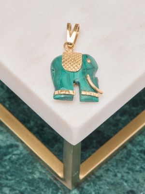 Pendentif éléphant en malachite, le harnachement et les défe…