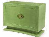 une armoire verte posée sur un socle en bois