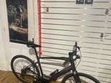 un vélo posé par terre devant un mur