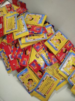 une pile de livres pour enfants dans une boîte posée sur une table