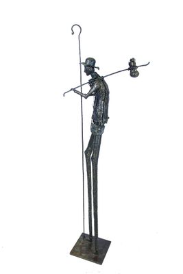 statue d'un homme muni d'une canne et d'un chapeau, tenant une tasse