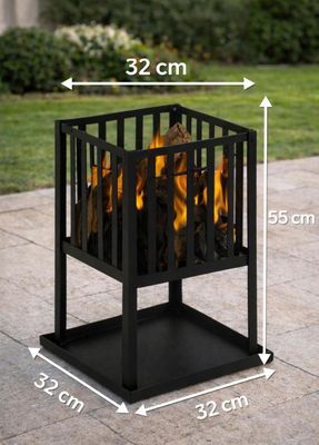 un foyer noir posé sur une terrasse, à côté d'une pelouse