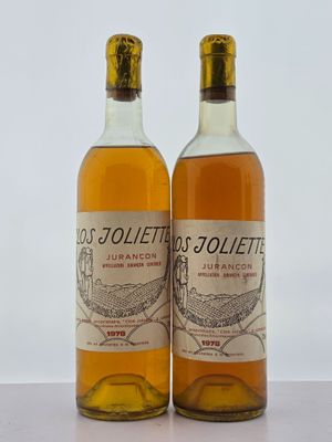 Deux bouteilles de Jolietes sont posées sur une surface blanche.
