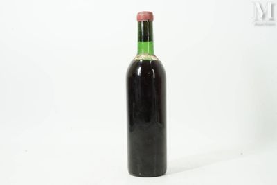 une bouteille de vin posée sur une table
