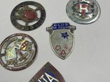 plusieurs insignes de formes et de tailles variées sur un fond blanc