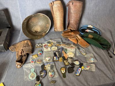 un grand nombre d'objets posés sur une table