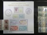 une photo d'une collection de timbres exposée dans une vitrine