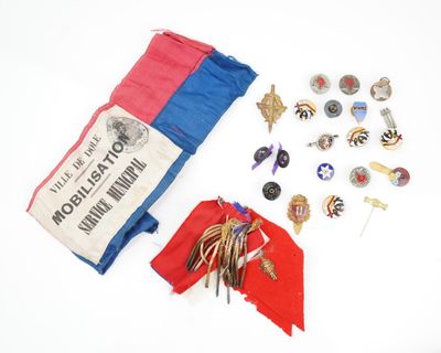 un sac contenant des insignes et des épinglettes posé sur une surface blanche