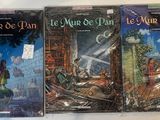 trois livres sont alignés sur une table à fond blanc