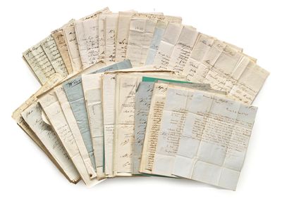 plusieurs vieux papiers sont empilés sur une surface blanche