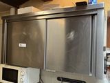 un micro-ondes et un four à micro-ondes dans une petite cuisine
