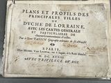 un vieux livre écrit posé sur une table