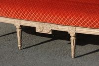 Canapé corbeille en bois peint beige mouluré et sculpté de b… (photo 3)
