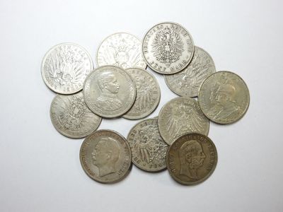 beaucoup de pièces qui sont sur la table