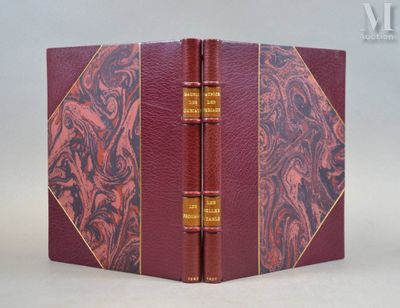 un gros plan sur un livre à la couverture rouge et aux bords dorés