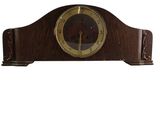 une image représentant une horloge en bois posée sur une surface blanche