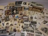 beaucoup de vieilles photos de personnes sur la table