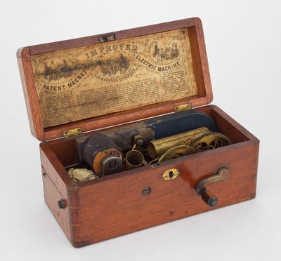une vieille caisse en bois contenant une bouteille de vin et d'autres objets
