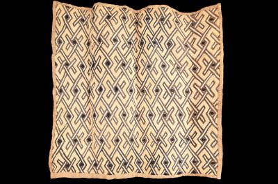 un morceau de tissu orné de motifs noirs et blancs