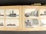 un livre avec des images de bateaux, posé sur une table