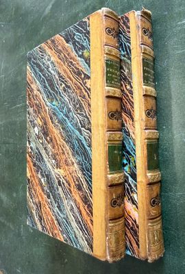 trois livres empilés les uns sur les autres sur un tableau noir